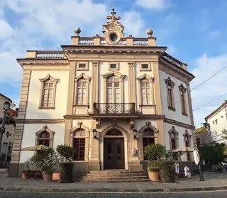 o que abre e fecha em Pouso Alegre