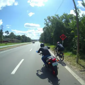 Câmera flagra batida entre moto e bicicleta na Perimetral
