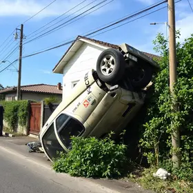 Carro capota e atinge casa perto do Centro de Pouso Alegre